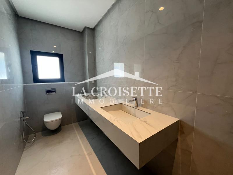 Villa S+3 avec piscine et jardin à Gammarth